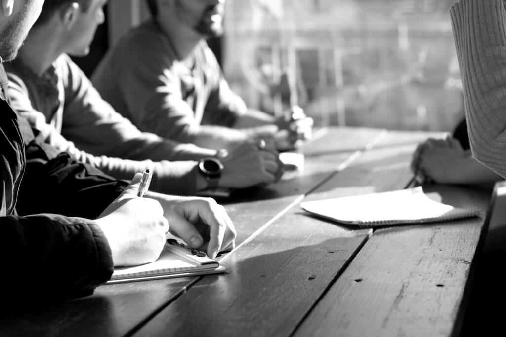Reunião de trabalho com anotações à mão sobre a mesa