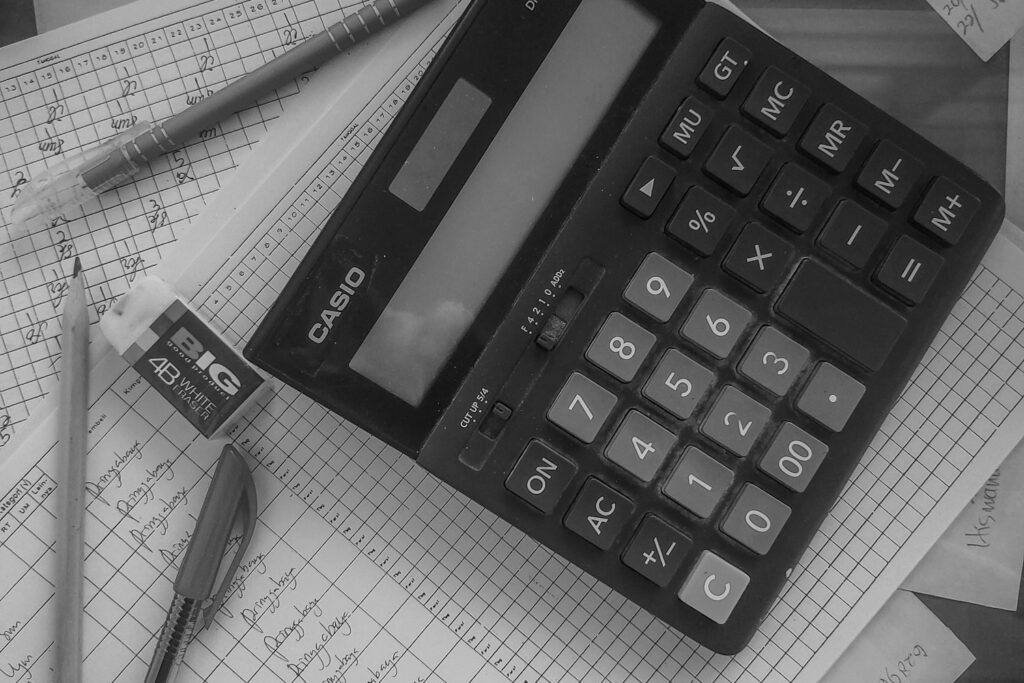 Calculadora apoiada sobre uma planilha impressa