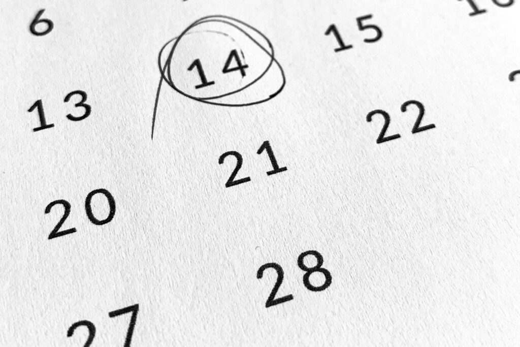 Calendário sobre a mesa com uma data circulada
